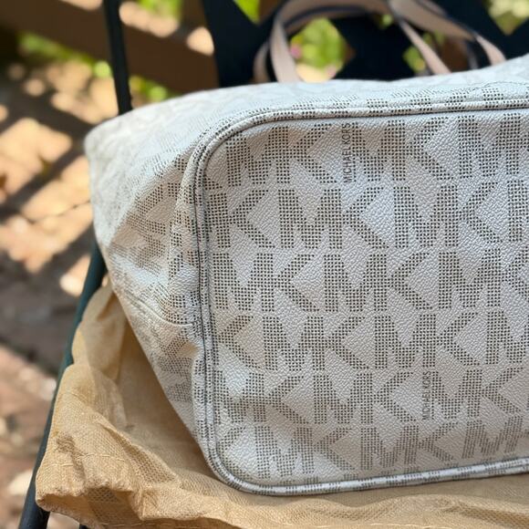 Michael Kors Monogram Cream Tote - Picture 4 of 9